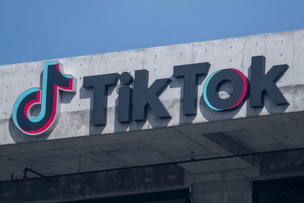 Marca Tiktok na fachada de uma construção de concreto.