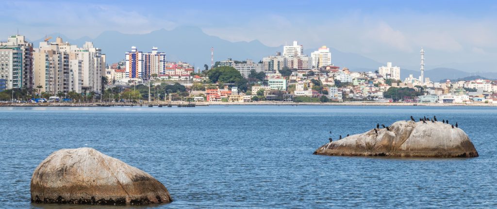 o mar e uma cidade de fundo