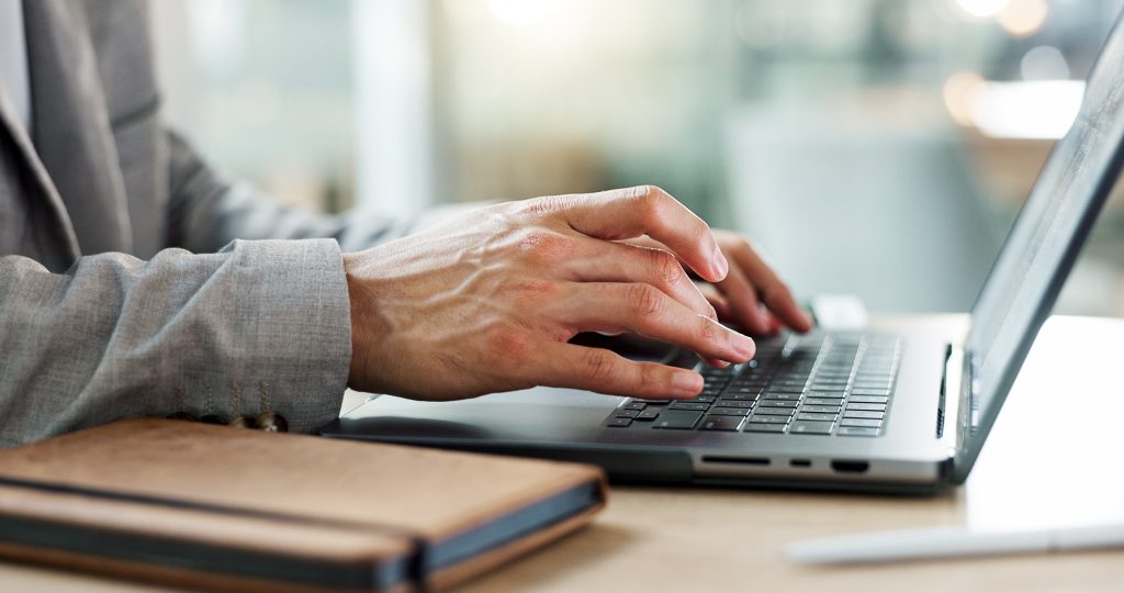 Pessoa de negócios, mãos digitando em um laptop para marketing de sites, redação ou edição de boletins informativos online. Escritor ou editor profissional trabalhando no computador para FAQs da empresa, e-mails ou informações.