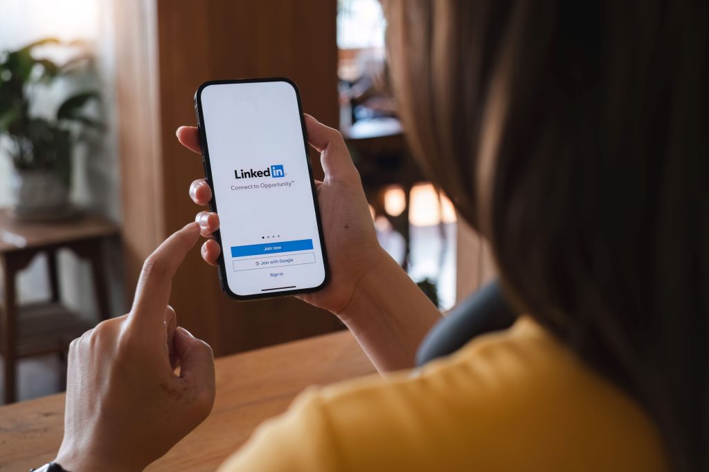 CHIANG MAI, TAILÂNDIA - 16 de novembro de 2023: iPhone 14 com o aplicativo LinkedIn na tela. O LinkedIn é um serviço de rede social voltado para negócios.