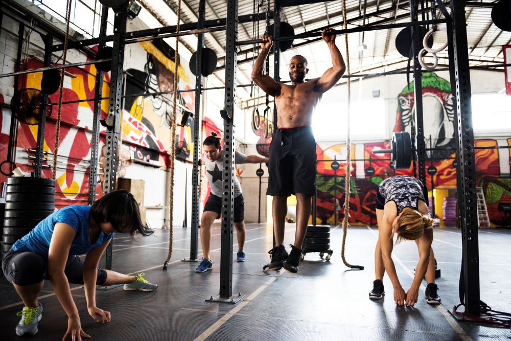 Homem musculoso com os dois braços na barra