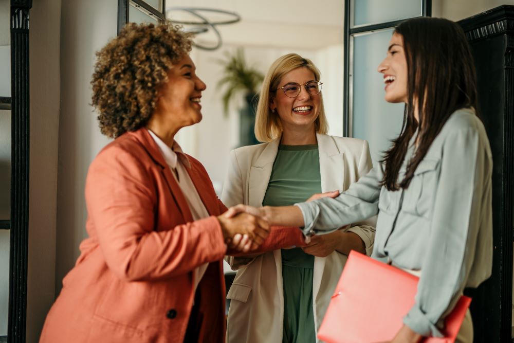 Executivos de negócios se reunindo em um evento de networking.