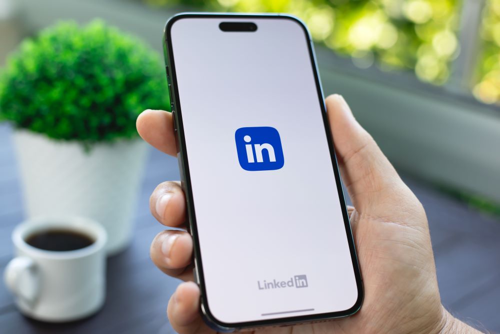 Ícone do LinkedIn em tela de smartphone